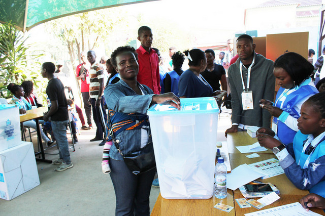 UNITA queixa-se de elementos governamentais em mesas de voto, CNE diz que não há problema